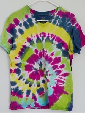 Gildan Tie Dye Spiral Rainbow V-NeckT-shirt - M 38-40